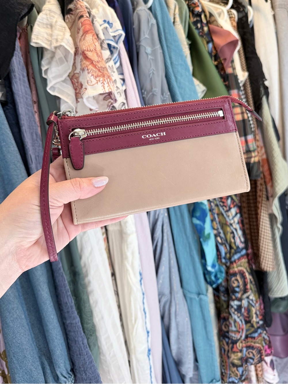 Coach Two-Tone Leather Wristlet Clutch - Beige and Burgundy Wine Zippy EUC 🤍